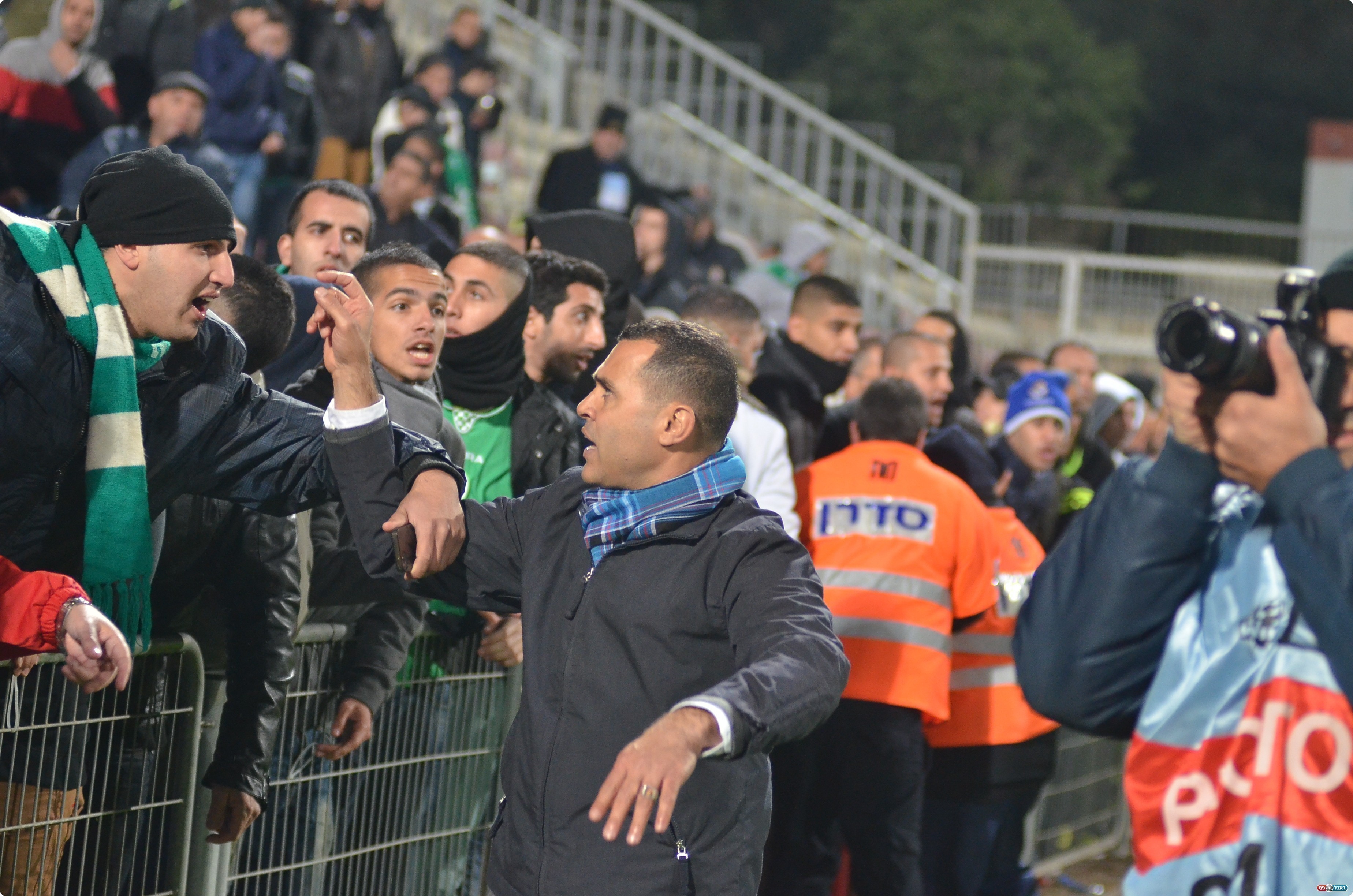 מאמן טל בנין יחד עם אוהדי אחי נצרת (צילום: ארנון לוי)